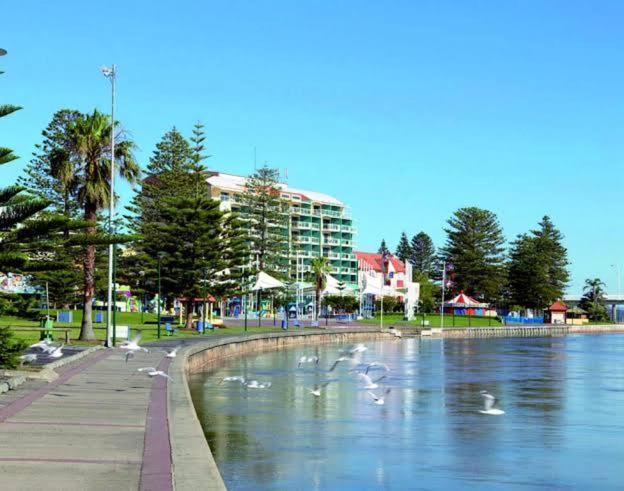 A-the Private Water Front 1 Bedroom At The Oaks Entrance