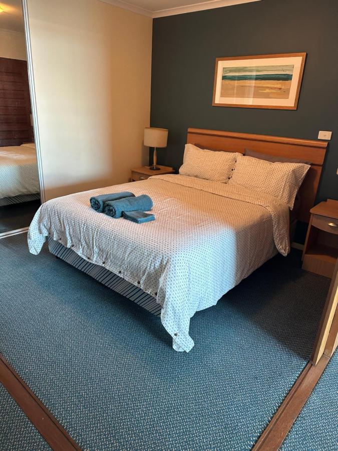 A-the Private Water Front 1 Bedroom At The Oaks Apartment