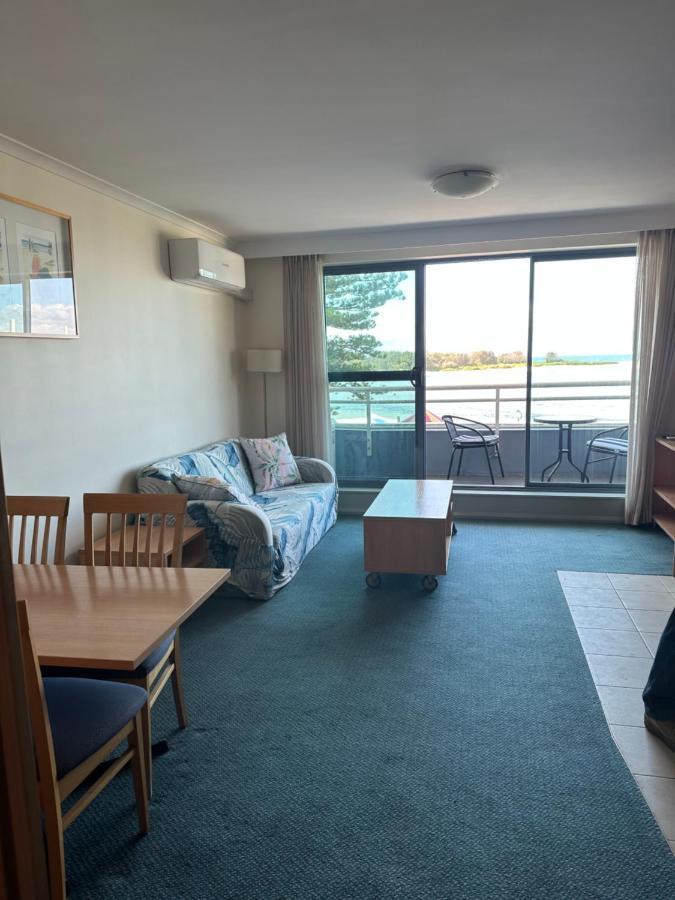 A-the Private Water Front 1 Bedroom At The Oaks Apartment *